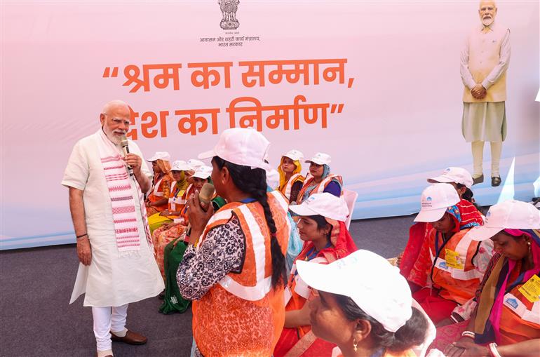 प्रधानमंत्री श्री नरेन्द्र मोदी ने 8 मार्च 2026 को नई दिल्ली के सरोजिनी नगर स्थित जीपीआरए टाइप-5 आवासों का निरीक्षण किया और महिला आवंटियों को घरों की चाबियां सौंपी।