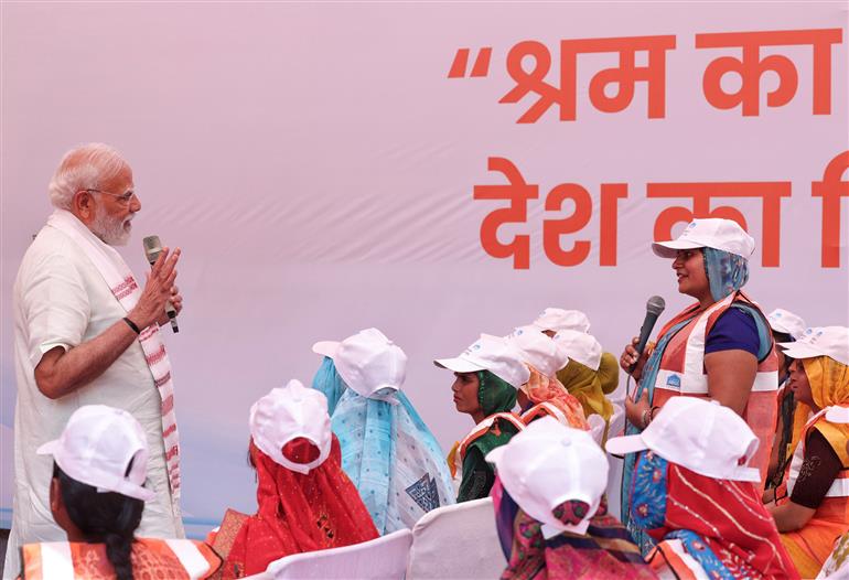 प्रधानमंत्री श्री नरेन्द्र मोदी ने 8 मार्च 2026 को नई दिल्ली के सरोजिनी नगर स्थित जीपीआरए टाइप-5 आवासों का निरीक्षण किया और महिला आवंटियों को घरों की चाबियां सौंपी।