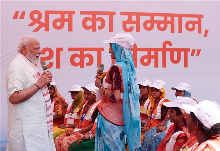 प्रधानमंत्री श्री नरेन्द्र मोदी ने 8 मार्च 2026 को नई दिल्ली के सरोजिनी नगर स्थित जीपीआरए टाइप-5 आवासों का निरीक्षण किया और महिला आवंटियों को घरों की चाबियां सौंपी।