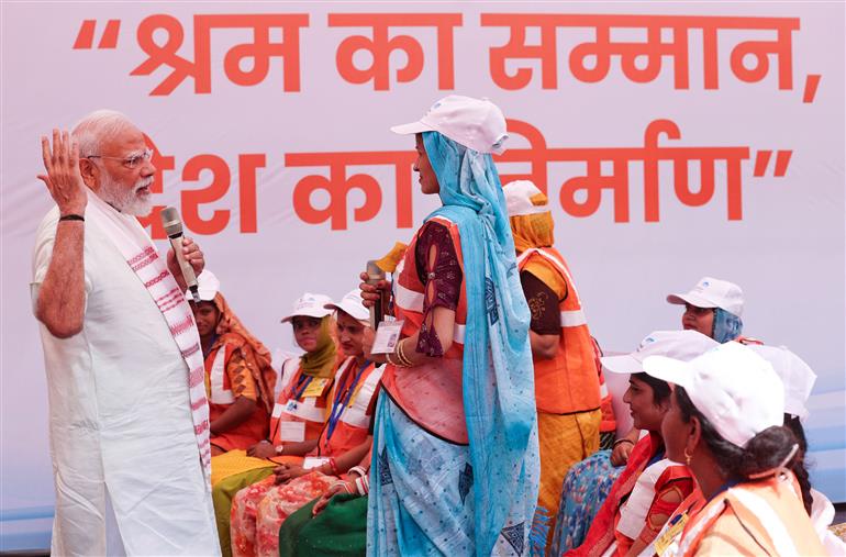 प्रधानमंत्री श्री नरेन्द्र मोदी ने 8 मार्च 2026 को नई दिल्ली के सरोजिनी नगर स्थित जीपीआरए टाइप-5 आवासों का निरीक्षण किया और महिला आवंटियों को घरों की चाबियां सौंपी।