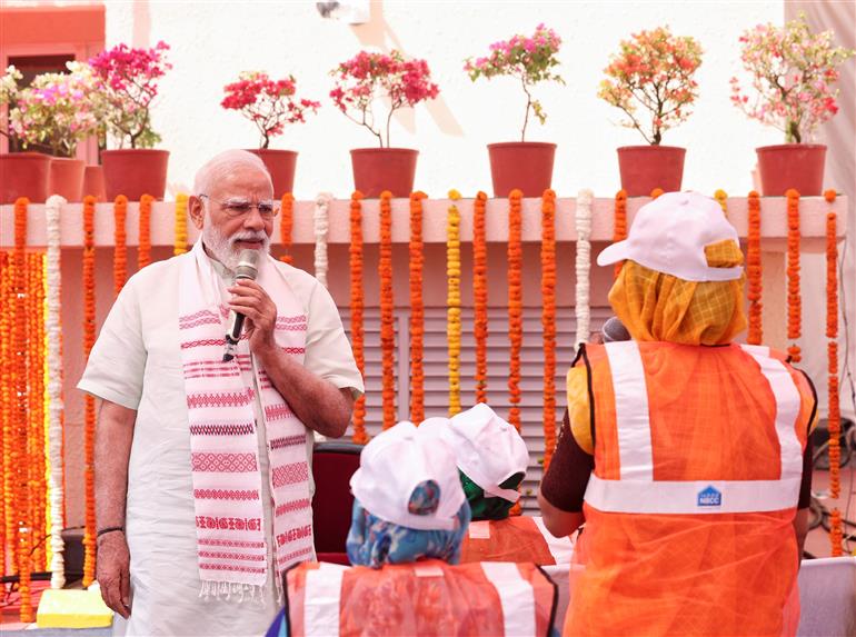 प्रधानमंत्री श्री नरेन्द्र मोदी ने 8 मार्च 2026 को नई दिल्ली के सरोजिनी नगर स्थित जीपीआरए टाइप-5 आवासों का निरीक्षण किया और महिला आवंटियों को घरों की चाबियां सौंपी।