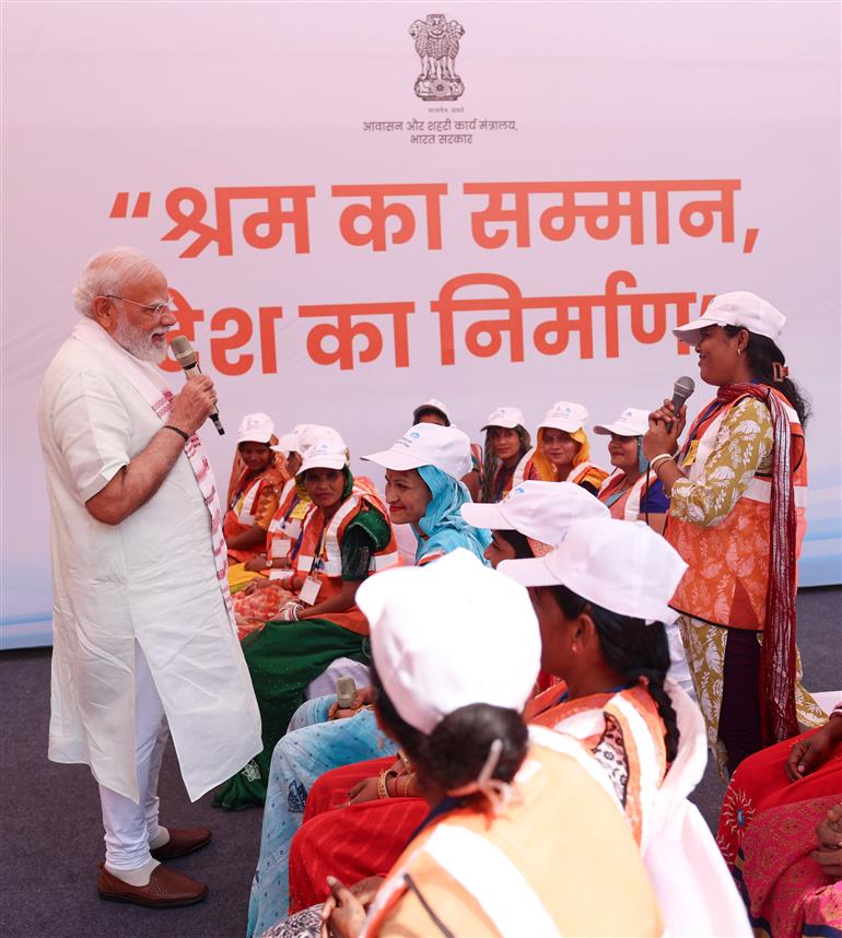 प्रधानमंत्री श्री नरेन्द्र मोदी ने 8 मार्च 2026 को नई दिल्ली के सरोजिनी नगर स्थित जीपीआरए टाइप-5 आवासों का निरीक्षण किया और महिला आवंटियों को घरों की चाबियां सौंपी।