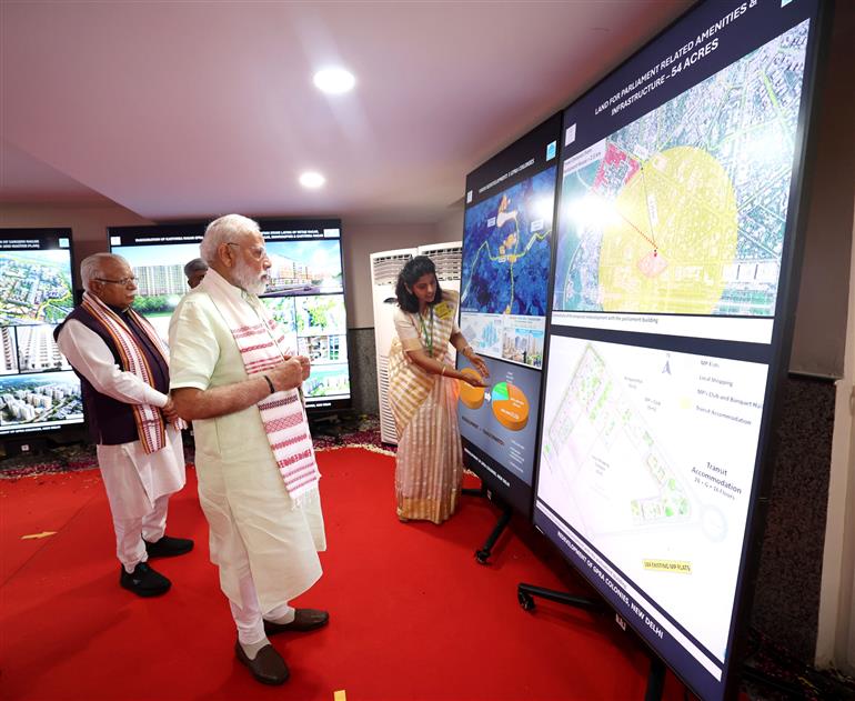 प्रधानमंत्री श्री नरेन्द्र मोदी ने 8 मार्च 2026 को नई दिल्ली के सरोजिनी नगर स्थित जीपीआरए टाइप-5 आवासों का निरीक्षण किया और महिला आवंटियों को घरों की चाबियां सौंपी।