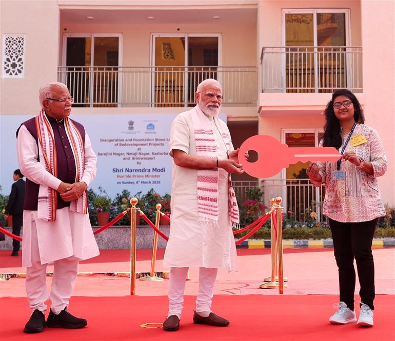 प्रधानमंत्री श्री नरेन्द्र मोदी ने 8 मार्च 2026 को नई दिल्ली के सरोजिनी नगर स्थित जीपीआरए टाइप-5 आवासों का निरीक्षण किया और महिला आवंटियों को घरों की चाबियां सौंपी।