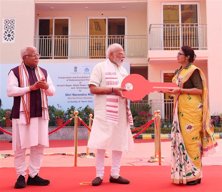 प्रधानमंत्री श्री नरेन्द्र मोदी ने 8 मार्च 2026 को नई दिल्ली के सरोजिनी नगर स्थित जीपीआरए टाइप-5 आवासों का निरीक्षण किया और महिला आवंटियों को घरों की चाबियां सौंपी।