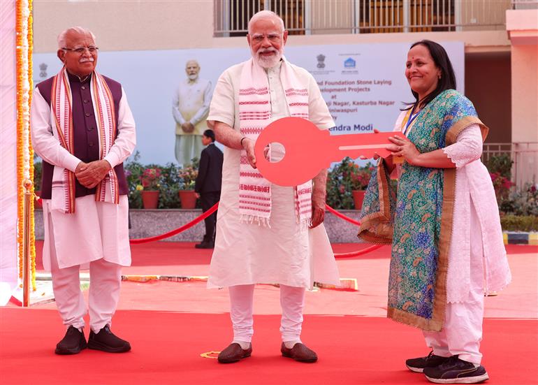 प्रधानमंत्री श्री नरेन्द्र मोदी ने 8 मार्च 2026 को नई दिल्ली के सरोजिनी नगर स्थित जीपीआरए टाइप-5 आवासों का निरीक्षण किया और महिला आवंटियों को घरों की चाबियां सौंपी।