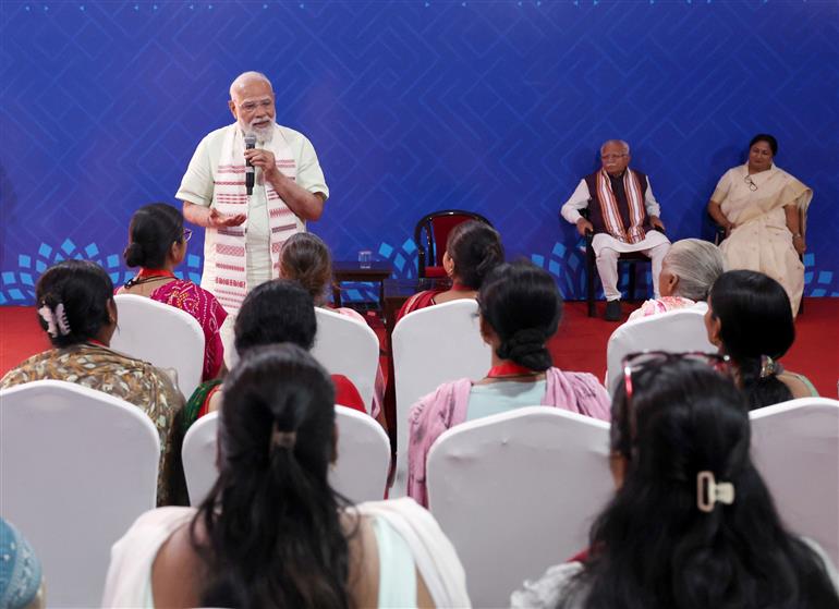 प्रधानमंत्री श्री नरेन्द्र मोदी ने 8 मार्च 2026 को दिल्ली में केंद्र सरकार की विभिन्न प्रमुख योजनाओं के लाभार्थियों से बातचीत की।