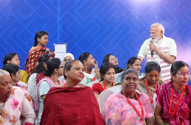 प्रधानमंत्री श्री नरेन्द्र मोदी ने 8 मार्च 2026 को दिल्ली में केंद्र सरकार की विभिन्न प्रमुख योजनाओं के लाभार्थियों से बातचीत की।