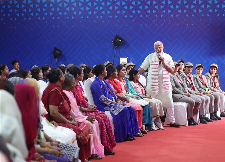 प्रधानमंत्री श्री नरेन्द्र मोदी ने 8 मार्च 2026 को दिल्ली में केंद्र सरकार की विभिन्न प्रमुख योजनाओं के लाभार्थियों से बातचीत की।