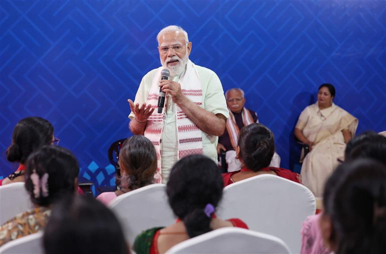 प्रधानमंत्री श्री नरेन्द्र मोदी ने 8 मार्च 2026 को दिल्ली में केंद्र सरकार की विभिन्न प्रमुख योजनाओं के लाभार्थियों से बातचीत की।