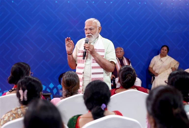 प्रधानमंत्री श्री नरेन्द्र मोदी ने 8 मार्च 2026 को दिल्ली में केंद्र सरकार की विभिन्न प्रमुख योजनाओं के लाभार्थियों से बातचीत की।