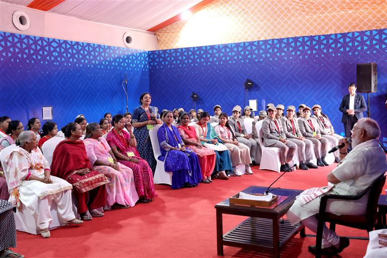 प्रधानमंत्री श्री नरेन्द्र मोदी ने 8 मार्च 2026 को दिल्ली में केंद्र सरकार की विभिन्न प्रमुख योजनाओं के लाभार्थियों से बातचीत की।