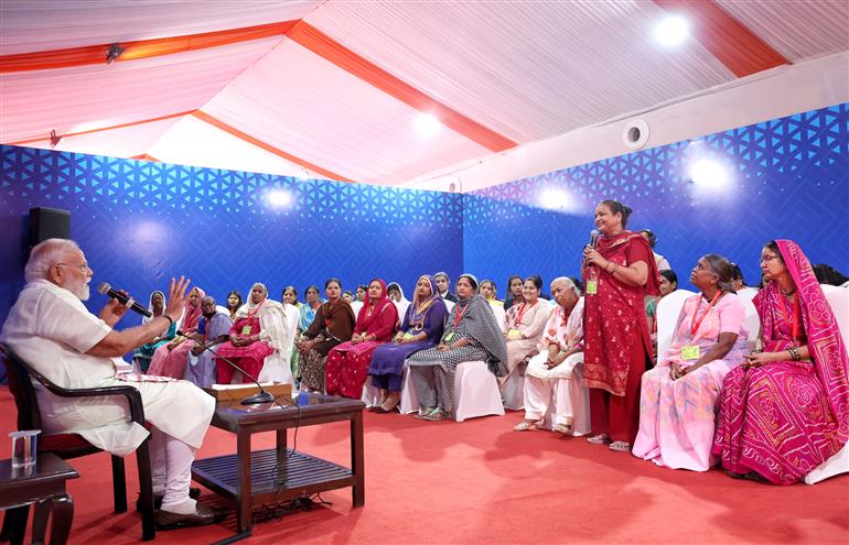 प्रधानमंत्री श्री नरेन्द्र मोदी ने 8 मार्च 2026 को दिल्ली में केंद्र सरकार की विभिन्न प्रमुख योजनाओं के लाभार्थियों से बातचीत की।