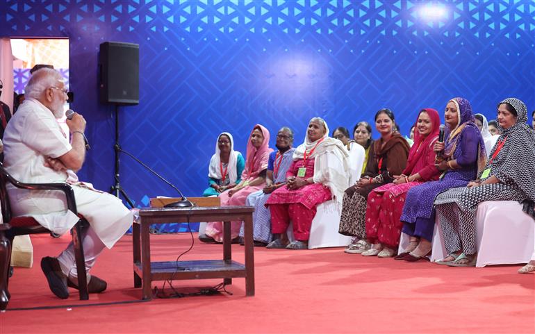 प्रधानमंत्री श्री नरेन्द्र मोदी ने 8 मार्च 2026 को दिल्ली में केंद्र सरकार की विभिन्न प्रमुख योजनाओं के लाभार्थियों से बातचीत की।