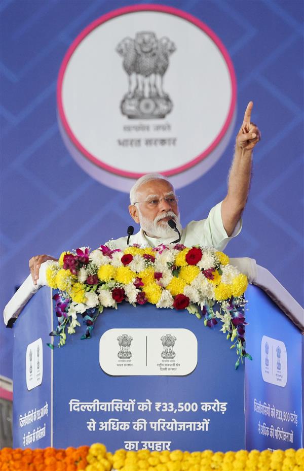 प्रधानमंत्री श्री नरेन्द्र मोदी 8 मार्च 2026 को दिल्ली में विभिन्न विकास परियोजनाओं के उद्घाटन और शिलान्यास कार्यक्रम को संबोधित करते हुए।