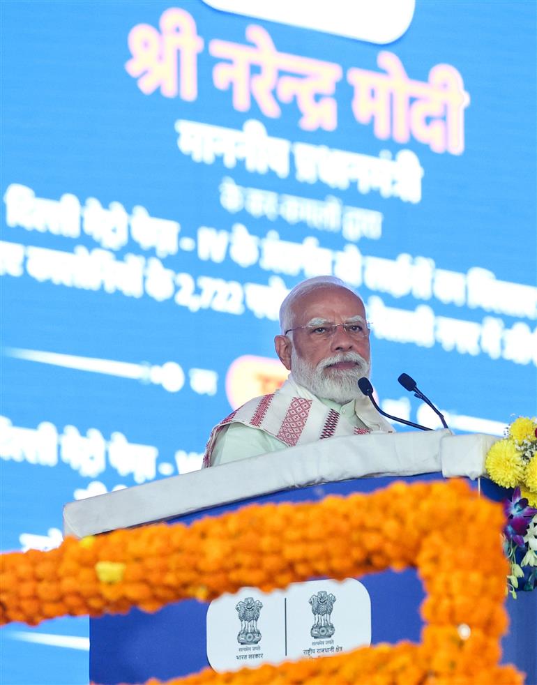 प्रधानमंत्री श्री नरेन्द्र मोदी 8 मार्च 2026 को दिल्ली में विभिन्न विकास परियोजनाओं के उद्घाटन और शिलान्यास कार्यक्रम को संबोधित करते हुए।