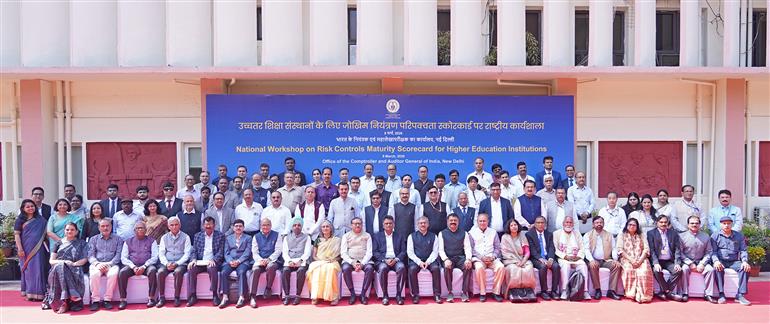 09 मार्च, 2026 को नई दिल्ली में आयोजित उच्च शिक्षा संस्थानों के लिए रिस्क कंट्रोल्स मैच्योरिटी स्कोरकार्ड पर राष्ट्रीय कार्यशाला के दौरान समूह तस्वीर में भारत के नियंत्रक एवं महालेखा परीक्षक (सीएजी) श्री के. संजय मूर्ति और उच्च शिक्षा विभाग के सचिव डॉ. विनीत जोशी।