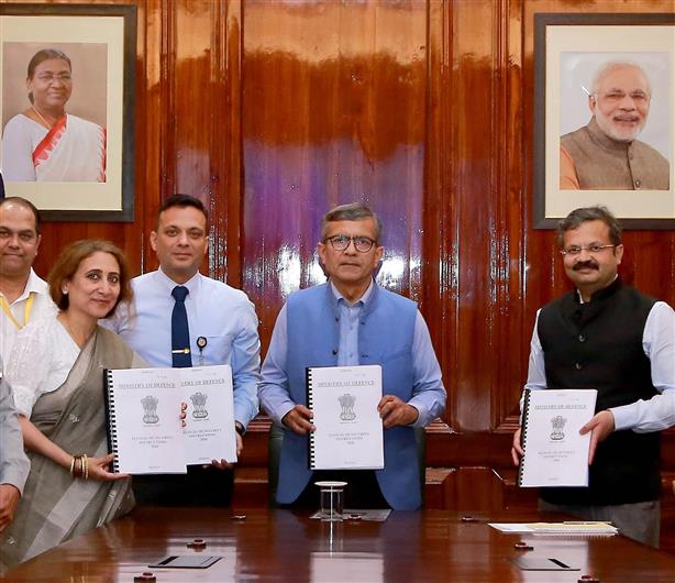 रक्षा सचिव श्री राजेश कुमार सिंह ने 09 मार्च, 2026 को साउथ ब्लॉक, नई दिल्ली में एक समारोह के दौरान रक्षा मंत्रालय का सुरक्षा निर्देश मैनुअल 2026 जारी किया।