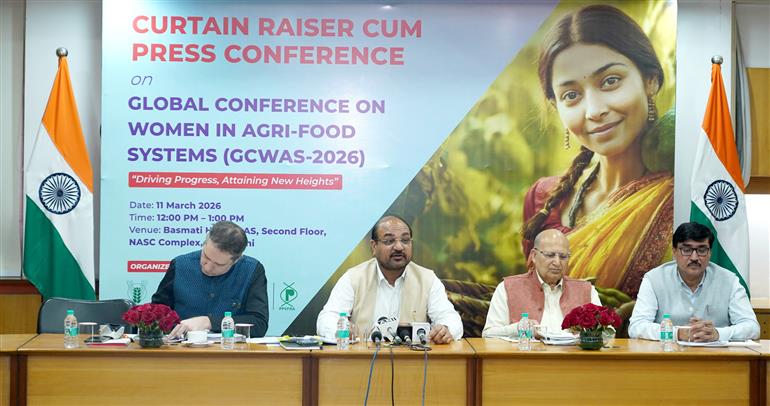 "कृषि अनुसंधान एवं शिक्षा विभाग (डीएआरई) के सचिव और भारतीय कृषि अनुसंधान परिषद (आईसीएआर) के महानिदेशक डॉ. मांगी लाल जाट 11 मार्च, 2026 को नई दिल्ली में 'कृषि-खाद्य प्रणालियों में महिलाएं' पर वैश्विक सम्मेलन (जीसीडब्ल्यूएएस-2026) के लिए आयोजित प्रेस ब्रीफिंग-सह-कर्टन रेजर को संबोधित करते हुए।