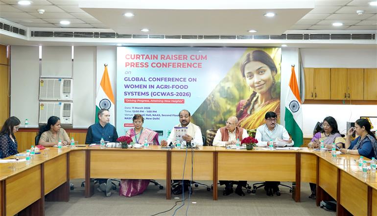 "कृषि अनुसंधान एवं शिक्षा विभाग (डीएआरई) के सचिव और भारतीय कृषि अनुसंधान परिषद (आईसीएआर) के महानिदेशक डॉ. मांगी लाल जाट 11 मार्च, 2026 को नई दिल्ली में 'कृषि-खाद्य प्रणालियों में महिलाएं' पर वैश्विक सम्मेलन (जीसीडब्ल्यूएएस-2026) के लिए आयोजित प्रेस ब्रीफिंग-सह-कर्टन रेजर को संबोधित करते हुए।