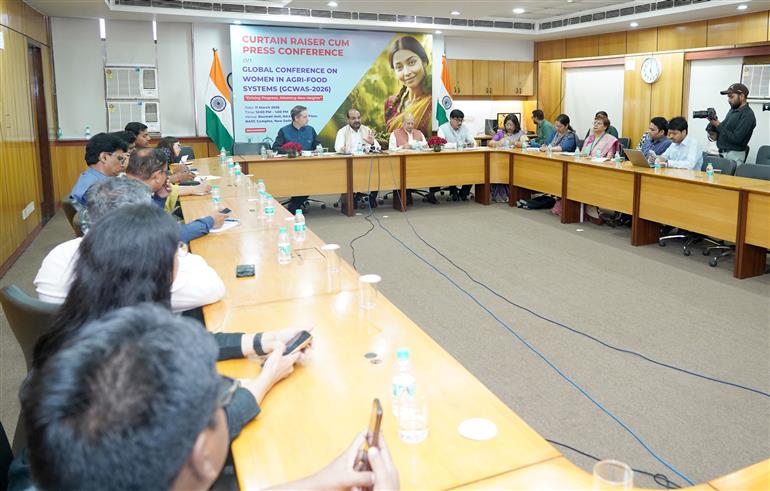 "कृषि अनुसंधान एवं शिक्षा विभाग (डीएआरई) के सचिव और भारतीय कृषि अनुसंधान परिषद (आईसीएआर) के महानिदेशक डॉ. मांगी लाल जाट 11 मार्च, 2026 को नई दिल्ली में 'कृषि-खाद्य प्रणालियों में महिलाएं' पर वैश्विक सम्मेलन (जीसीडब्ल्यूएएस-2026) के लिए आयोजित प्रेस ब्रीफिंग-सह-कर्टन रेजर को संबोधित करते हुए।