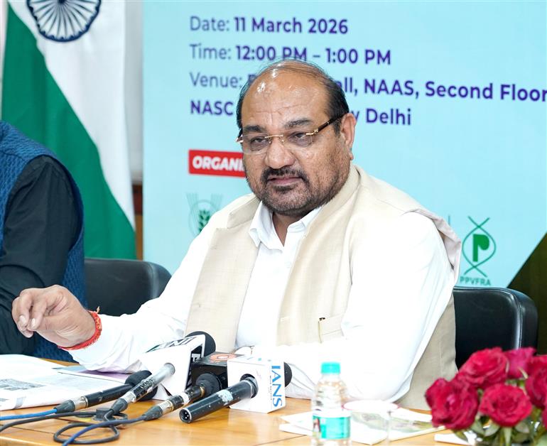 "कृषि अनुसंधान एवं शिक्षा विभाग (डीएआरई) के सचिव और भारतीय कृषि अनुसंधान परिषद (आईसीएआर) के महानिदेशक डॉ. मांगी लाल जाट 11 मार्च, 2026 को नई दिल्ली में 'कृषि-खाद्य प्रणालियों में महिलाएं' पर वैश्विक सम्मेलन (जीसीडब्ल्यूएएस-2026) के लिए आयोजित प्रेस ब्रीफिंग-सह-कर्टन रेजर को संबोधित करते हुए।