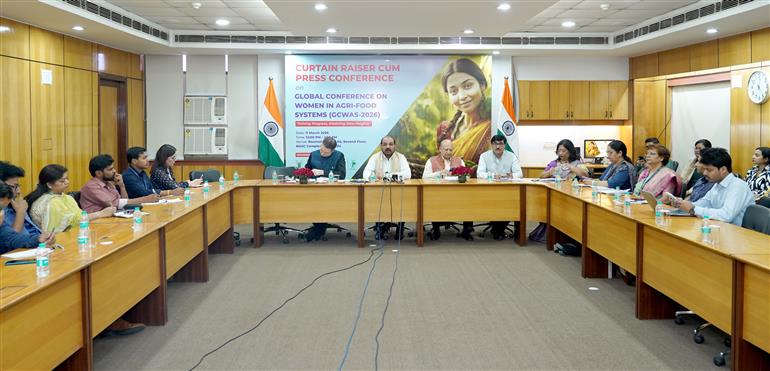 "कृषि अनुसंधान एवं शिक्षा विभाग (डीएआरई) के सचिव और भारतीय कृषि अनुसंधान परिषद (आईसीएआर) के महानिदेशक डॉ. मांगी लाल जाट 11 मार्च, 2026 को नई दिल्ली में 'कृषि-खाद्य प्रणालियों में महिलाएं' पर वैश्विक सम्मेलन (जीसीडब्ल्यूएएस-2026) के लिए आयोजित प्रेस ब्रीफिंग-सह-कर्टन रेजर को संबोधित करते हुए।