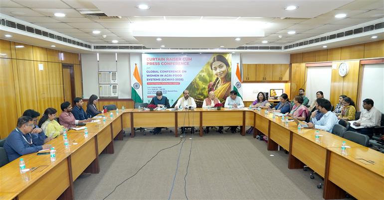 "कृषि अनुसंधान एवं शिक्षा विभाग (डीएआरई) के सचिव और भारतीय कृषि अनुसंधान परिषद (आईसीएआर) के महानिदेशक डॉ. मांगी लाल जाट 11 मार्च, 2026 को नई दिल्ली में 'कृषि-खाद्य प्रणालियों में महिलाएं' पर वैश्विक सम्मेलन (जीसीडब्ल्यूएएस-2026) के लिए आयोजित प्रेस ब्रीफिंग-सह-कर्टन रेजर को संबोधित करते हुए।