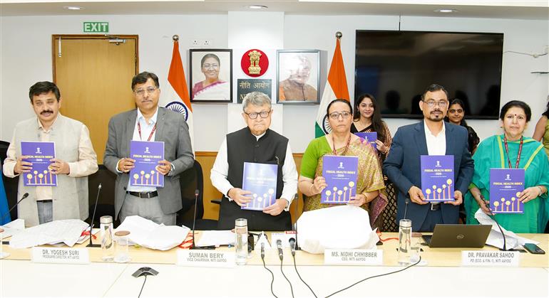 नीति आयोग के उपाध्यक्ष श्री सुमन बेरी ने 11 मार्च, 2026 को नई दिल्ली स्थित नीति आयोग में सीईओ श्रीमती निधि छिब्बर की उपस्थिति में 'राजकोषीय स्वास्थ्य सूचकांक 2026' के दूसरे वार्षिक संस्करण की रिपोर्ट जारी की।