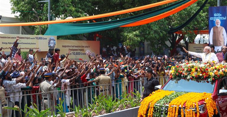 प्रधानमंत्री श्री नरेन्द्र मोदी का 11 मार्च, 2026 को केरलम के एर्नाकुलम पहुंचने पर लोगों द्वारा गर्मजोशी से स्वागत किया।