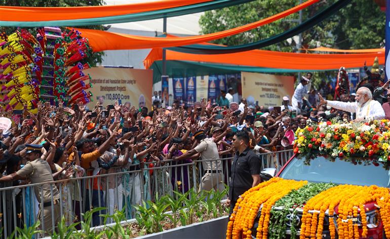 प्रधानमंत्री श्री नरेन्द्र मोदी का 11 मार्च, 2026 को केरलम के एर्नाकुलम पहुंचने पर लोगों द्वारा गर्मजोशी से स्वागत किया।