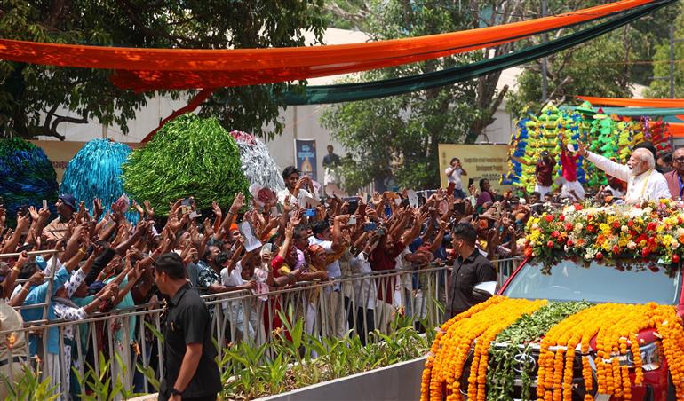 प्रधानमंत्री श्री नरेन्द्र मोदी का 11 मार्च, 2026 को केरलम के एर्नाकुलम पहुंचने पर लोगों द्वारा गर्मजोशी से स्वागत किया।