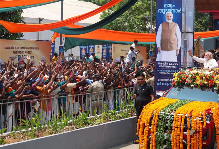 प्रधानमंत्री श्री नरेन्द्र मोदी का 11 मार्च, 2026 को केरलम के एर्नाकुलम पहुंचने पर लोगों द्वारा गर्मजोशी से स्वागत किया।