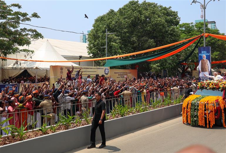प्रधानमंत्री श्री नरेन्द्र मोदी का 11 मार्च, 2026 को केरलम के एर्नाकुलम पहुंचने पर लोगों द्वारा गर्मजोशी से स्वागत किया।