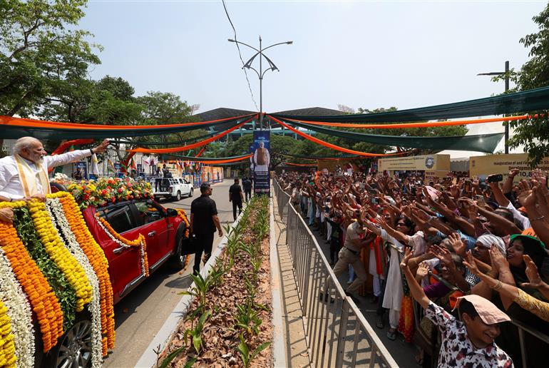 प्रधानमंत्री श्री नरेन्द्र मोदी का 11 मार्च, 2026 को केरलम के एर्नाकुलम पहुंचने पर लोगों द्वारा गर्मजोशी से स्वागत किया।