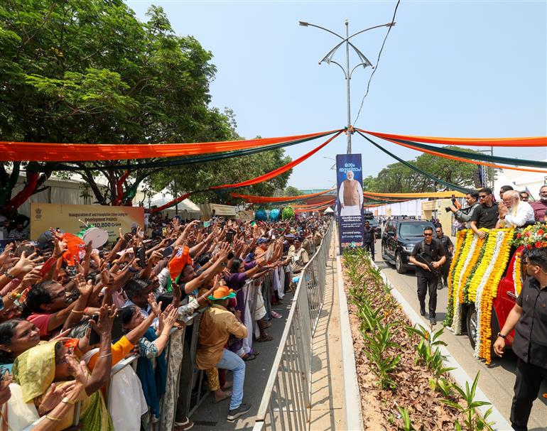 प्रधानमंत्री श्री नरेन्द्र मोदी का 11 मार्च, 2026 को केरलम के एर्नाकुलम पहुंचने पर लोगों द्वारा गर्मजोशी से स्वागत किया।