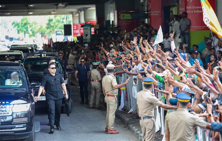 प्रधानमंत्री श्री नरेन्द्र मोदी का 11 मार्च, 2026 को केरलम के एर्नाकुलम पहुंचने पर लोगों द्वारा गर्मजोशी से स्वागत किया।