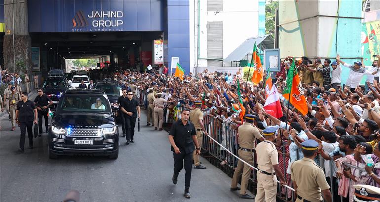 प्रधानमंत्री श्री नरेन्द्र मोदी का 11 मार्च, 2026 को केरलम के एर्नाकुलम पहुंचने पर लोगों द्वारा गर्मजोशी से स्वागत किया।
