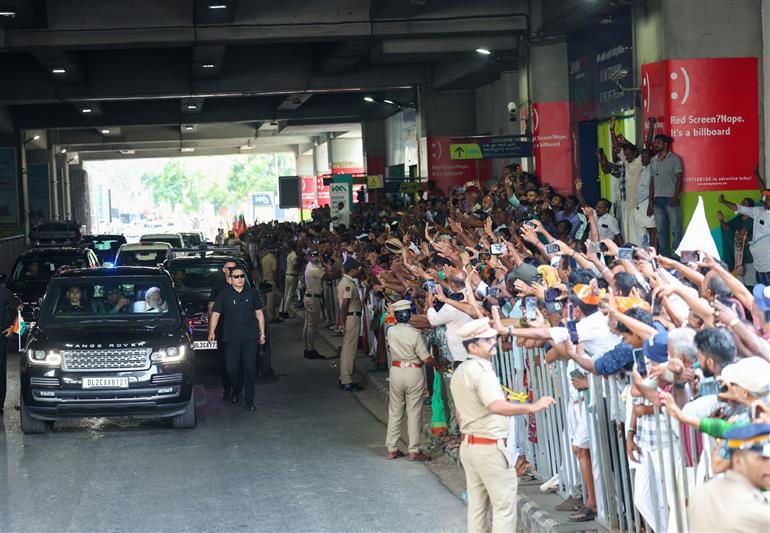 प्रधानमंत्री श्री नरेन्द्र मोदी का 11 मार्च, 2026 को केरलम के एर्नाकुलम पहुंचने पर लोगों द्वारा गर्मजोशी से स्वागत किया।