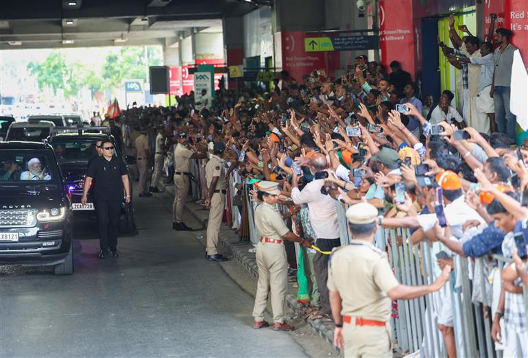 प्रधानमंत्री श्री नरेन्द्र मोदी का 11 मार्च, 2026 को केरलम के एर्नाकुलम पहुंचने पर लोगों द्वारा गर्मजोशी से स्वागत किया।