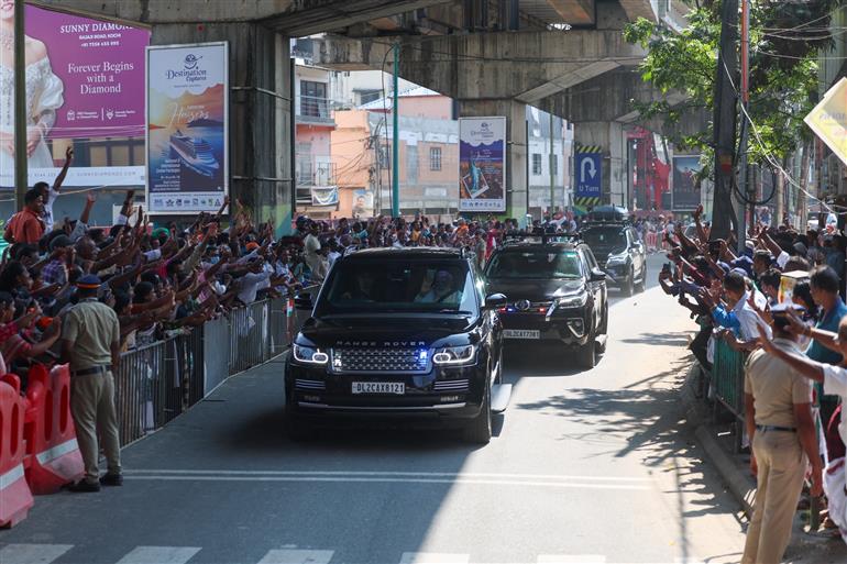 11 मार्च, 2026 को केरल के एर्नाकुलम पहुंचने पर लोगों द्वारा प्रधानमंत्री श्री नरेन्द्र मोदी का गर्मजोशी से स्वागत किया गया।