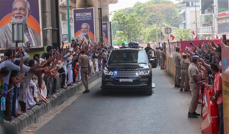 11 मार्च, 2026 को केरल के एर्नाकुलम पहुंचने पर लोगों द्वारा प्रधानमंत्री श्री नरेन्द्र मोदी का गर्मजोशी से स्वागत किया गया।