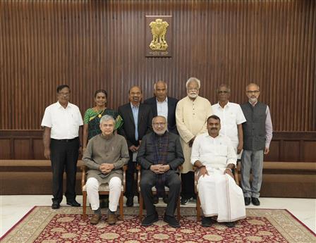 भारत के उपराष्ट्रपति, श्री सी. पी. राधाकृष्णन ने 02 मार्च, 2026 को नई दिल्ली स्थित उपराष्ट्रपति भवन में सूचना एवं प्रसारण मंत्रालय के प्रकाशन विभाग द्वारा प्रसिद्ध तमिल विद्वानों, विरासत, वास्तुकला, संस्कृति पर केंद्रित 13 प्रकाशनों और बंकिम चंद्र चटर्जी पर आधारित एक पुस्तक का विमोचन किया।