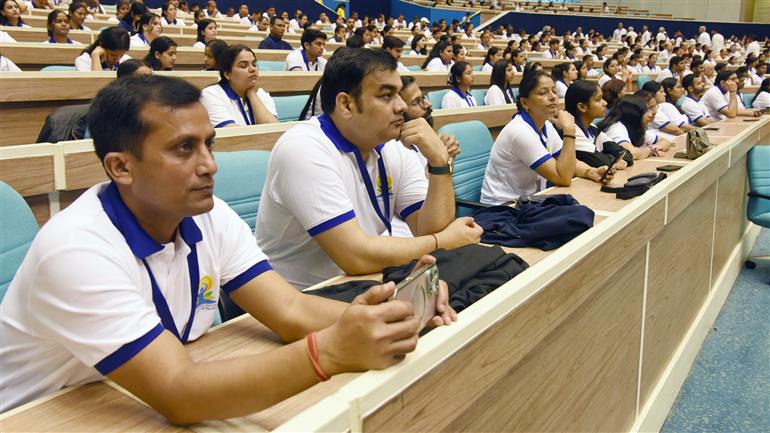 13 मार्च, 2026 को नई दिल्ली के विज्ञान भवन में आयुष मंत्रालय के तहत मोरारजी देसाई राष्ट्रीय योग संस्थान द्वारा अंतरराष्ट्रीय योग दिवस–2026 के वैश्विक आयोजन के 100 दिन के काउंटडाउन के शुभारंभ अवसर पर आयोजित ‘योग महोत्सव–2026 ’ कार्यक्रम की झलकियाँ। इस अवसर पर आयुष मंत्रालय के वरिष्ठ अधिकारी, प्रख्यात योग गुरु, वैज्ञानिक, चिकित्सा विशेषज्ञ, शिक्षाविद और योग समुदाय से जुड़े लोग कार्यक्रम के साक्षी बने।