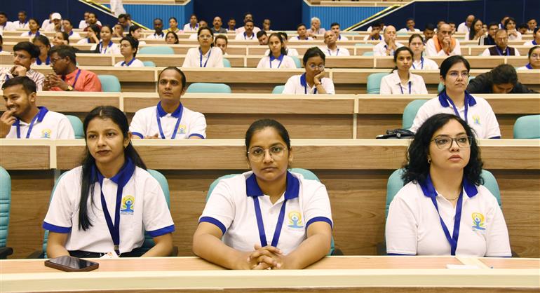 13 मार्च, 2026 को नई दिल्ली के विज्ञान भवन में आयुष मंत्रालय के तहत मोरारजी देसाई राष्ट्रीय योग संस्थान द्वारा अंतरराष्ट्रीय योग दिवस–2026 के वैश्विक आयोजन के 100 दिन के काउंटडाउन के शुभारंभ अवसर पर आयोजित ‘योग महोत्सव–2026 ’ कार्यक्रम की झलकियाँ। इस अवसर पर आयुष मंत्रालय के वरिष्ठ अधिकारी, प्रख्यात योग गुरु, वैज्ञानिक, चिकित्सा विशेषज्ञ, शिक्षाविद और योग समुदाय से जुड़े लोग कार्यक्रम के साक्षी बने।