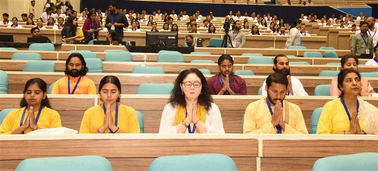 13 मार्च, 2026 को नई दिल्ली के विज्ञान भवन में आयुष मंत्रालय के तहत मोरारजी देसाई राष्ट्रीय योग संस्थान द्वारा अंतरराष्ट्रीय योग दिवस–2026 के वैश्विक आयोजन के 100 दिन के काउंटडाउन के शुभारंभ अवसर पर आयोजित ‘योग महोत्सव–2026 ’ कार्यक्रम की झलकियाँ। इस अवसर पर आयुष मंत्रालय के वरिष्ठ अधिकारी, प्रख्यात योग गुरु, वैज्ञानिक, चिकित्सा विशेषज्ञ, शिक्षाविद और योग समुदाय से जुड़े लोग कार्यक्रम के साक्षी बने।