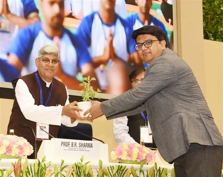 13 मार्च, 2026 को नई दिल्ली के विज्ञान भवन में आयुष मंत्रालय के तहत मोरारजी देसाई राष्ट्रीय योग संस्थान द्वारा अंतरराष्ट्रीय योग दिवस–2026 के वैश्विक आयोजन के 100 दिन के काउंटडाउन के शुभारंभ अवसर पर आयोजित ‘योग महोत्सव–2026 ’ कार्यक्रम की झलकियाँ। इस अवसर पर आयुष मंत्रालय के वरिष्ठ अधिकारी, प्रख्यात योग गुरु, वैज्ञानिक, चिकित्सा विशेषज्ञ, शिक्षाविद और योग समुदाय से जुड़े लोग कार्यक्रम के साक्षी बने।