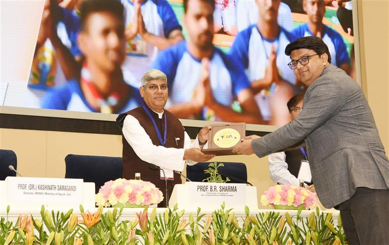 13 मार्च, 2026 को नई दिल्ली के विज्ञान भवन में आयुष मंत्रालय के तहत मोरारजी देसाई राष्ट्रीय योग संस्थान द्वारा अंतरराष्ट्रीय योग दिवस–2026 के वैश्विक आयोजन के 100 दिन के काउंटडाउन के शुभारंभ अवसर पर आयोजित ‘योग महोत्सव–2026 ’ कार्यक्रम की झलकियाँ। इस अवसर पर आयुष मंत्रालय के वरिष्ठ अधिकारी, प्रख्यात योग गुरु, वैज्ञानिक, चिकित्सा विशेषज्ञ, शिक्षाविद और योग समुदाय से जुड़े लोग कार्यक्रम के साक्षी बने।