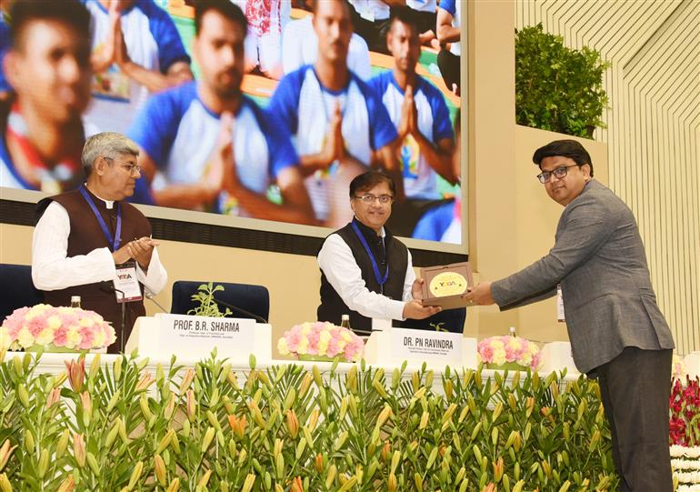 13 मार्च, 2026 को नई दिल्ली के विज्ञान भवन में आयुष मंत्रालय के तहत मोरारजी देसाई राष्ट्रीय योग संस्थान द्वारा अंतरराष्ट्रीय योग दिवस–2026 के वैश्विक आयोजन के 100 दिन के काउंटडाउन के शुभारंभ अवसर पर आयोजित ‘योग महोत्सव–2026 ’ कार्यक्रम की झलकियाँ। इस अवसर पर आयुष मंत्रालय के वरिष्ठ अधिकारी, प्रख्यात योग गुरु, वैज्ञानिक, चिकित्सा विशेषज्ञ, शिक्षाविद और योग समुदाय से जुड़े लोग कार्यक्रम के साक्षी बने।