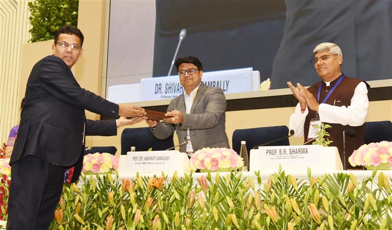 13 मार्च, 2026 को नई दिल्ली के विज्ञान भवन में आयुष मंत्रालय के तहत मोरारजी देसाई राष्ट्रीय योग संस्थान द्वारा अंतरराष्ट्रीय योग दिवस–2026 के वैश्विक आयोजन के 100 दिन के काउंटडाउन के शुभारंभ अवसर पर आयोजित ‘योग महोत्सव–2026 ’ कार्यक्रम की झलकियाँ। इस अवसर पर आयुष मंत्रालय के वरिष्ठ अधिकारी, प्रख्यात योग गुरु, वैज्ञानिक, चिकित्सा विशेषज्ञ, शिक्षाविद और योग समुदाय से जुड़े लोग कार्यक्रम के साक्षी बने।